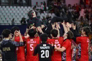 ブラン監督を胴上げするバレーボール男子日本代表（C）ロイター