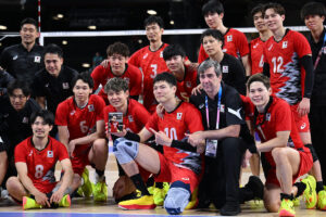 藤井直伸さんの遺影と集合写真に収まったバレーボール男子日本代表（C）ロイター