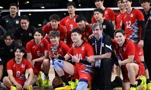 藤井直伸さんの遺影と集合写真に収まったバレーボール男子日本代表（C）ロイター