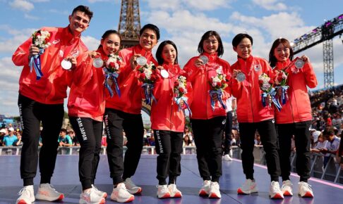 「ウォォ!すごい!」フィギュア坂本花織、2年半越しのメダル授与式が実現 レスリング文田健一郎の金メダルを手に大興奮【パリ五輪2024】 「ウォォ!すごい!」フィギュア坂本花織、2年半越しのメダル授与式が実現 レスリング文田健一郎の金メダルを手に大興奮【パリ五輪2024】