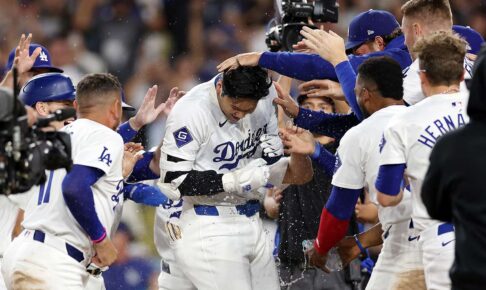 サヨナラ弾で「40-40」を達成しナインに祝福されるドジャース・大谷翔平