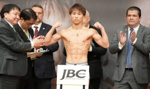 井上尚弥、55.3kgで計量パス「仕上がりバッチリ」　挑戦者ドヘニーと19秒睨みあい→笑顔で握手　バキバキ肉体美でいざ決戦