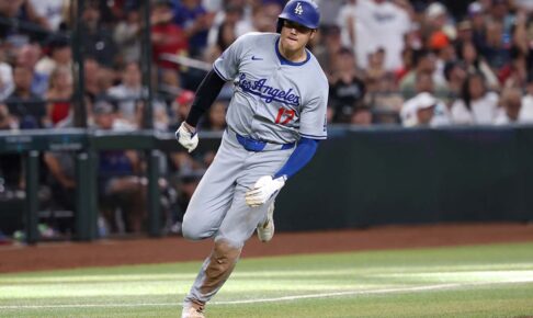 【MLB】大谷翔平、まさかの“本塁憤死”にぶ然……塁審に打球が当たり長打が三塁ゴロ　「ショウヘイが激怒している」