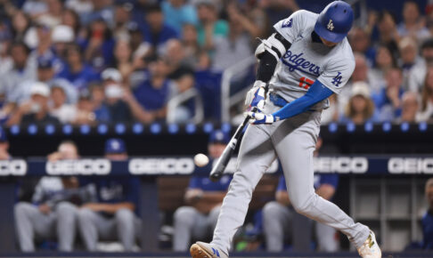 【MLB】大谷翔平、折れたバットが高々と……二塁手妨害　米記者困惑の“珍”内野安打「新たな次元へと押し上げた」