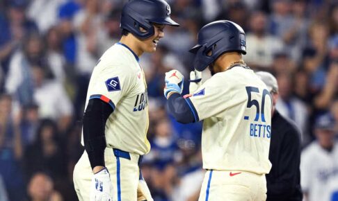 【MLB】大谷翔平、ベッツ18号に“ガッツポーズ”でダイヤモンド一周　本塁では笑顔で喜びを分かち合う