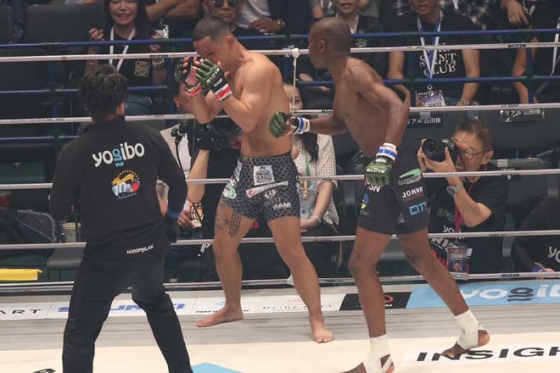 【RIZIN】新井丈、南ア戦士の打撃でボコボコに 身長差12cm…ファン心配「ダメージ大丈夫?」 【RIZIN】新井丈、南ア戦士の打撃でボコボコに 身長差12cm…ファン心配「ダメージ大丈夫?」
