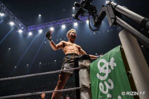 【RIZIN.48】朝倉未来が認める18歳の“超新星”秋元強真、1RTKOで鮮烈デビュー　朝倉海と笑顔でハイタッチ「盛り上げていくのは僕」
