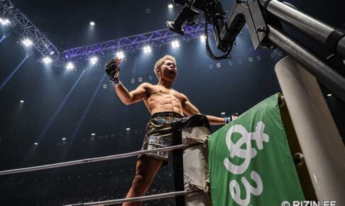 【RIZIN.48】朝倉未来が認める18歳の“超新星”秋元強真、1RTKOで鮮烈デビュー　朝倉海と笑顔でハイタッチ「盛り上げていくのは僕」