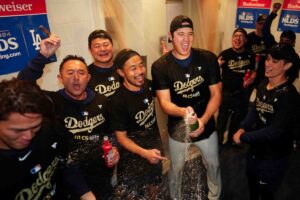 【MLB】「デコイはパーティーの準備ができている」大谷翔平の元へ向かうデコピンの写真が話題　抱えられたまま移動する姿にほっこり