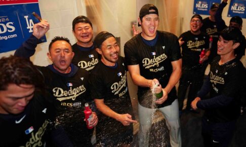 【MLB】「デコイはパーティーの準備ができている」大谷翔平の元へ向かうデコピンの写真が話題　抱えられたまま移動する姿にほっこり