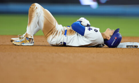 【MLB】大谷翔平にアクシデント「トレーナーとともに二塁を去った」　盗塁試み左肩負傷か、苦痛に顔ゆがませ公式も心配