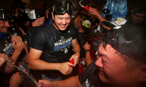 【MLB】大谷翔平、ド軍1年目での世界一に喜び爆発　公式が歓喜のロッカールーム紹介、愛犬デコピンも“祝福”「いい子だね」