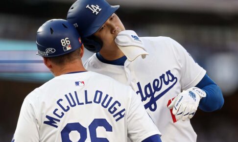 【MLB】ドジャース一塁コーチ、大谷翔平からの“惜別プレゼント”に感激　「ヘルメットをぶつけ合う絵にサインしてくれた。大切に保管する」