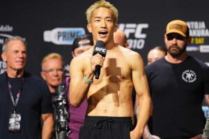【UFC】朝倉海、“通訳なし”のハプニングも一転……公開計量後のマイクで現地ファンから大歓声浴びる  「王者になってフライ級を変える」