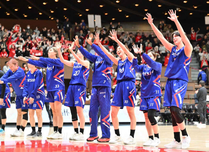 女子バスケ 渡嘉敷来夢が号泣 アイシン敗れ初Vならず 最多タイ21得点10リバウンド奮闘も実らず 元同僚からの言葉には頭抱える 女子バスケ 渡嘉敷来夢が号泣 アイシン敗れ初Vならず 最多タイ21得点10リバウンド奮闘も実らず 元同僚からの言葉には頭抱える