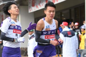 駒大・佐藤圭汰が圧巻区間新で青学を猛追　1分40秒差に急接近　「恩返しのつもりで」今季駅伝初出場の“怪物”が激走　“復路の駒大”がきた！