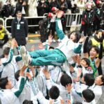 V8の青学大・原監督の妻・美穂さんも箱根駅伝初の胴上げ「空が綺麗でした」原監督が満面の笑みで歓喜の輪に引っ張り「わー!」 V8の青学大・原監督の妻・美穂さんも箱根駅伝初の胴上げ「空が綺麗でした」原監督が満面の笑みで歓喜の輪に引っ張り「わー!」