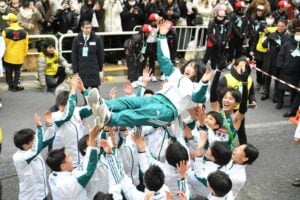 V8の青学大・原監督の妻・美穂さんも箱根駅伝初の胴上げ「空が綺麗でした」原監督が満面の笑みで歓喜の輪に引っ張り「わー！」