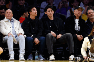 【MLB】佐々木朗希が八村塁と一緒に“LAポーズ”披露　“キング”レブロン・ジェームズと言葉を交わし、握手も　レイカーズ戦を生観戦