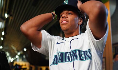 【MLB】「衝撃的だ」マリナーズの逸材“両利き投手”がプロデビュー　メジャー公式も熱視線「右で99マイル、左で92マイルを計測」