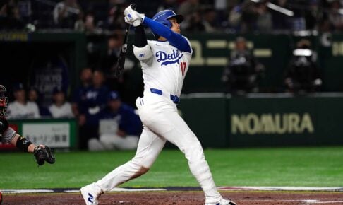 【MLB】大谷翔平、初回フルスイングで強烈な「破壊音」　フェンス際の左飛に「本塁打を逃した」
