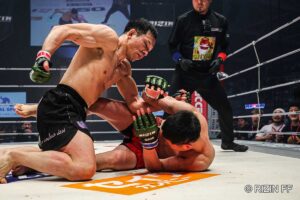【RIZIN.50】セコンドの平本蓮が早々に“敗因分析”か……赤田プレイボイ功輝、ダウンを奪い合う“流血マッチ”も魚井に敗れ2連敗