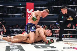 【RIZIN.50】身長204cmのエドポロキング、2度テイクダウン奪われるピンチも……“ロープを蹴って形勢逆転”TKO勝利