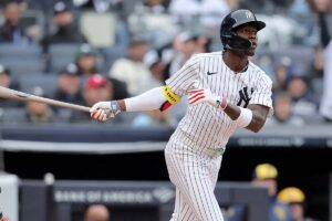 【MLB】ヤンキース中継局、試合よりも「ワンピース」談議に夢中？　チザムJr.のコラボ用具に球団レジェンドが反応「これは一体……」