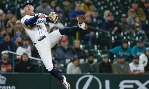 【MLB】これぞメジャー級、マリナーズGG賞内野手が見せた「超美技ゲッツー」　公式絶賛のスーパープレーが窮地を救うも……