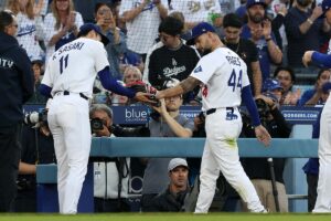 【MLB】佐々木朗希を救ったド軍中堅手のファインプレー「パヘスが窮地から救う」　満塁の大ピンチを助ける好守で右腕に応える