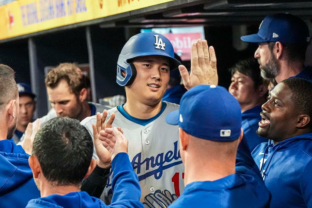 【MLB】新たなセレブレーション？　テオスカー、8号本塁打の大谷翔平を“マッスルポーズ”でお出迎え　米記者も「あのリアクション見て！」