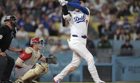 【MLB】大谷翔平、終盤劣勢で3試合連発“185キロ”豪快16号アーチ　球団公式歓喜の一発「ついにメジャートップに躍り出たぞ」