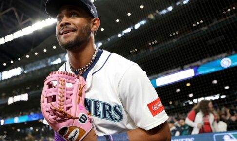 【MLB】「今週のスーパープレー集」前代未聞、外野手2人の連携本塁打キャッチ　イチロー“愛弟子”フリオの好捕連発ほか【5月11日～17日】