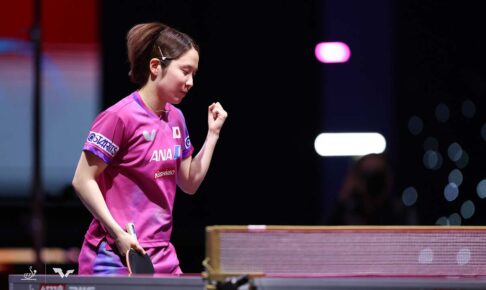 平野美宇、孫穎莎との“交流”に現地メディア熱視線「一挙手一投足に魅了」　チームメイトの世界女王がベンチで戦況見守る