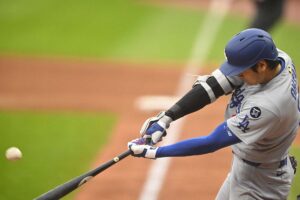 【MLB】大谷翔平、泳いだ当たりが逆方向へ“フェン直”二塁打 公式驚愕の打撃で好機演出 【MLB】大谷翔平、泳いだ当たりが逆方向へ“フェン直”二塁打 公式驚愕の打撃で好機演出