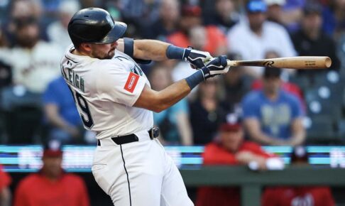 【MLB】マリナーズの“ロマン砲”ローリー、ジャッジ追い抜くALトップの18号19号連発　米記者注目の捕手史上最速ペース「開幕53試合で……」