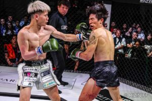 【RIZIN】“日韓対抗戦”の第1試合で、韓国キック界のプリンスの脚が“赤紫色”に……ローで攻めた井上聖矢がデビュー戦初白星！