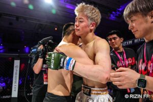 【RIZIN】三浦孝太、顔面から“大量出血”で4連敗……激しい鉄槌→膝を顔面に打ち込まれ1R2分46秒でレフェリーストップに
