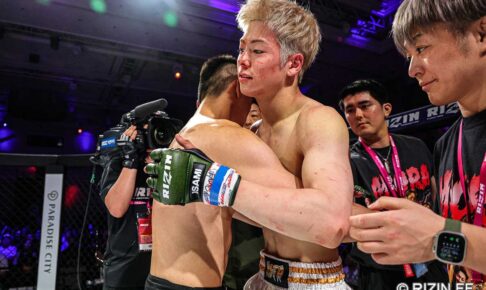 【RIZIN】三浦孝太、顔面から“大量出血”で4連敗……激しい鉄槌→膝を顔面に打ち込まれ1R2分46秒でレフェリーストップに