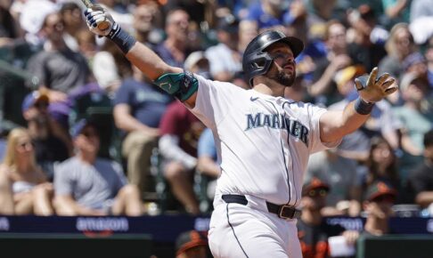【MLB】マリナーズ、ローリー“60号到達”で悲願の24年ぶり地区優勝 「その瞬間を掴め」殿堂入りイチロー氏の激励に奮起 【MLB】マリナーズ、ローリー“60号到達”で悲願の24年ぶり地区優勝 「その瞬間を掴め」殿堂入りイチロー氏の激励に奮起
