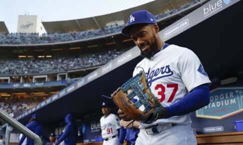 【MLB】山本由伸「初回2失点」の引き金に……テオスカー“痛恨の落球”で地元記者が憤慨「右翼手の経験がポストシーズンにも生きている」