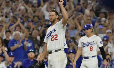 【MLB】CY賞左腕カーショー、熟練の粘投で“本拠地最終登板”を「見逃し三振締め」　ロバーツ監督らと抱擁……場内総立ちで拍手