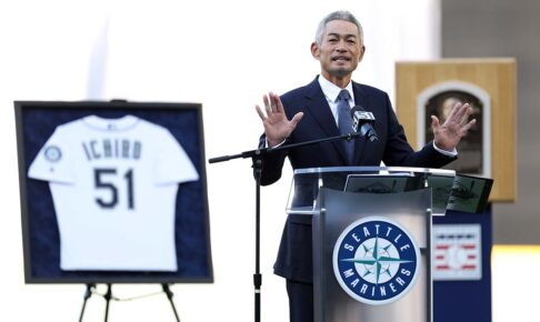 【MLB】イチロー氏、永久欠番セレモニーで「レッツプレイボール!」 “愛弟子”フリオが2打席連続アーチで祝福 【MLB】イチロー氏、永久欠番セレモニーで「レッツプレイボール!」 “愛弟子”フリオが2打席連続アーチで祝福