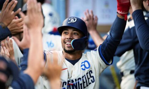 【MLB】「新しいことを学ぼうとしている」ベッツ、山本由伸の“やり投げトレーニング”を取り入れる……矢田修氏に指導求め、打撃復活を目指す