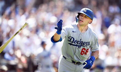 【MLB】ドジャース捕手陣に緊急事態……欠場のスミスに続き、新人ラッシングが自打球で悶絶　地元メディア悲痛「本当に酷いことだ」