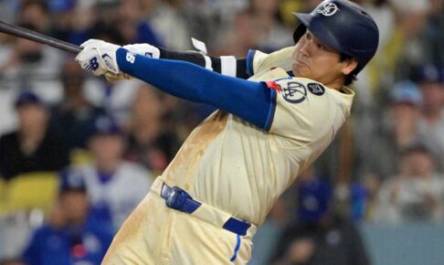 【MLB】「オオタニの本塁打が……」大谷翔平、“53号173キロ弾”直後のバットフリップに注目　連日の豪快一打に公式驚愕