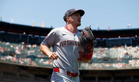 【MLB】26歳外野手が打球を“蹴り上げ”捕球するスーパープレーを披露　リプレーを見た実況が絶叫「ハッキーサックだ！」
