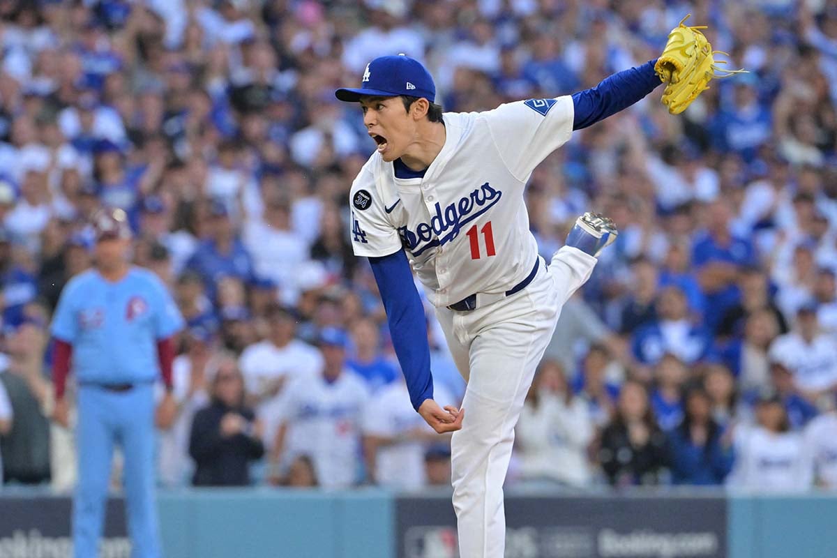 【MLB】「ロウキに乾杯」ドジャースが地区シリーズ突破、延長11回の死闘で歓喜の美酒 指揮官は“快投劇”の佐々木朗希を労う 【MLB】「ロウキに乾杯」ドジャースが地区シリーズ突破、延長11回の死闘で歓喜の美酒 指揮官は“快投劇”の佐々木朗希を労う