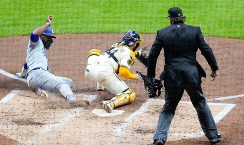 【MLB】「一体何が起きたんだ？！」ドジャースvs.ブルワーズ戦、満塁“8-6-2”センターゴロ併殺の珍事にファン騒然