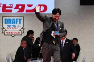 藤川球児監督が「火の玉ストレートの右手」で立石正広を引き当てる “元阪神監督対決”を制し反響「勝利の女神は微笑んだ」【プロ野球ドラフト会議2025】 藤川球児監督が「火の玉ストレートの右手」で立石正広を引き当てる “元阪神監督対決”を制し反響「勝利の女神は微笑んだ」【プロ野球ドラフト会議2025】